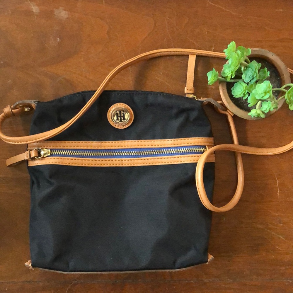 Black cross body purse with leather accents:strap